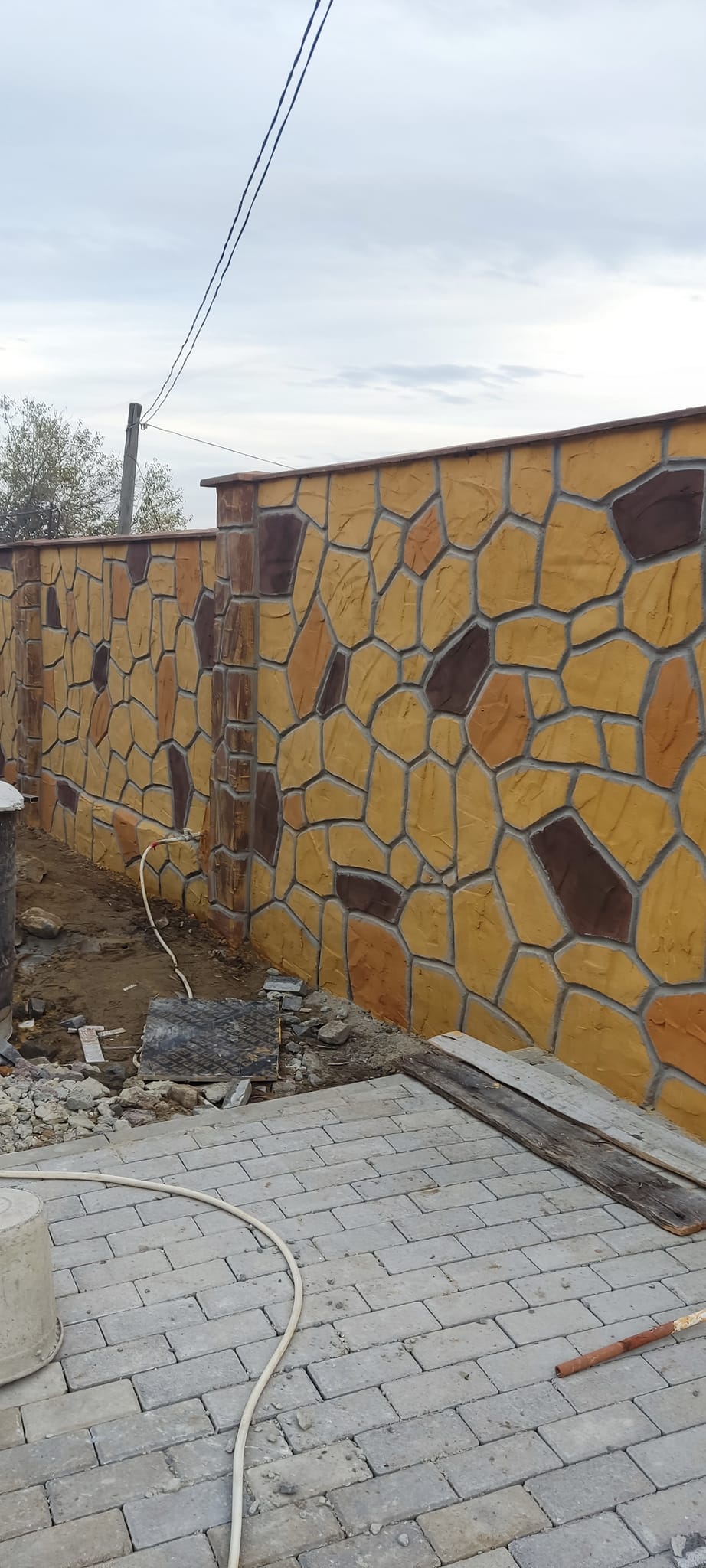 ღობის ლესვა ქვის იმიტაციით
